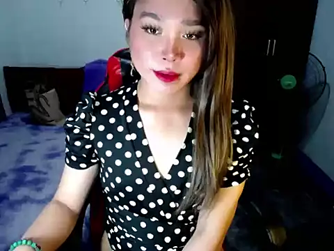 Snapshot of Urassiansweetcummer chatting on 11-21-25, 08:57 Urassiansweetcummer online show from 11-21-25, 08:57