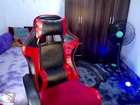 Urassiansweetcummer online show from 04-07-26, 04:25