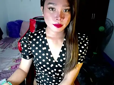 Snapshot of Urassiansweetcummer chatting on 10-26-25, 01:39 Urassiansweetcummer online show from 10-26-25, 01:39