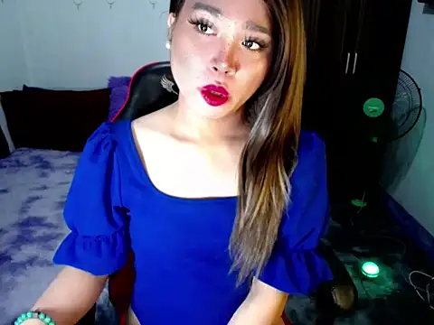 Snapshot of Urassiansweetcummer chatting on 12-19-25, 02:15 Urassiansweetcummer online show from 12-19-25, 02:15