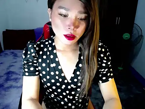 Snapshot of Urassiansweetcummer chatting on 11-23-25, 01:59 Urassiansweetcummer online show from 11-23-25, 01:59