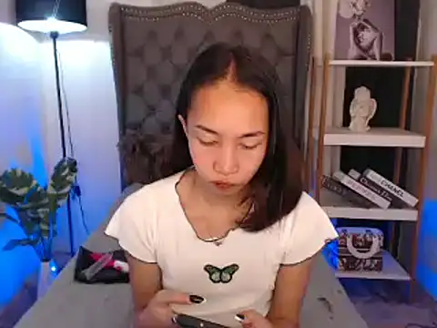 Snapshot of Sweet_kittyxx chatting on 11-08-25, 04:27 Sweet kittyxx online show from 11-08-25, 04:27