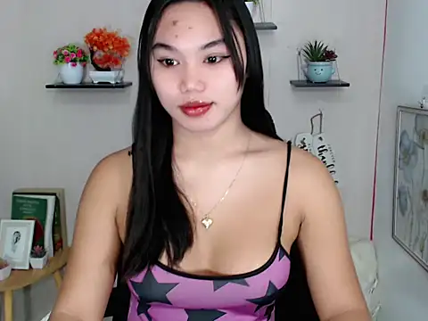 Snapshot of liane_mei chatting on 06-12-26, 12:52 liane mei online show from 06-12-26, 12:52