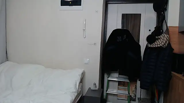 Snapshot of alice_and_jonathan chatting on 11-04-25, 10:52 alice and jonathan online show from 11-04-25, 10:52