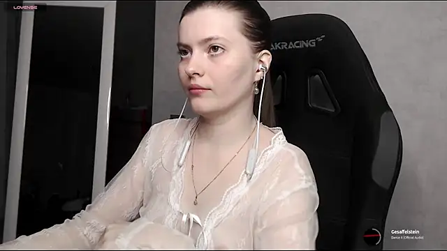 Snapshot of cute_elfy_ chatting on 10-07-25, 04:08 cute elfy online show from 10-07-25, 04:08