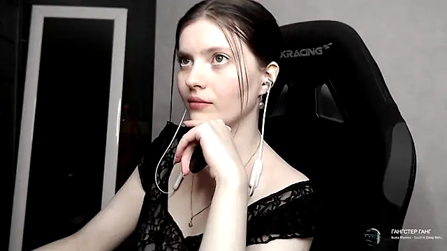 Snapshot of cute_elfy_ chatting on 09-18-25, 04:43 cute elfy online show from 09-18-25, 04:43