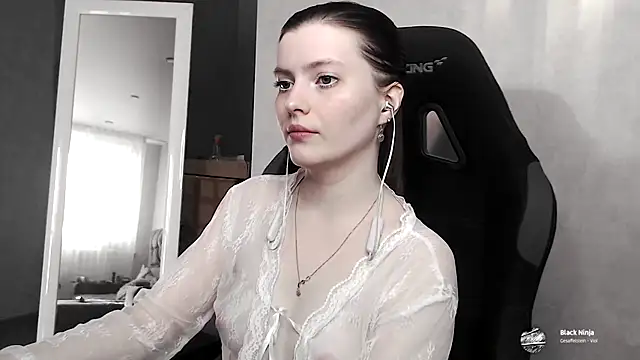 Snapshot of cute_elfy_ chatting on 10-08-25, 02:07 cute elfy online show from 10-08-25, 02:07