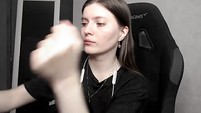 Snapshot of cute_elfy_ chatting on 09-22-25, 05:08 cute elfy online show from 09-22-25, 05:08