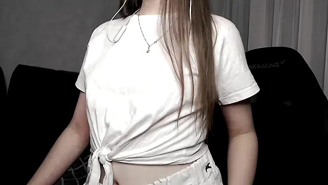 Snapshot of cute_elfy_ chatting on 10-14-25, 03:23 cute elfy online show from 10-14-25, 03:23