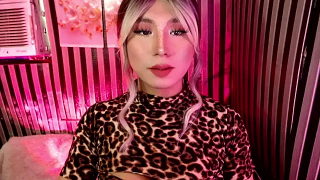 UrhotlucyTS online show from 04-26-26, 06:22