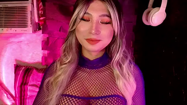 UrhotlucyTS online show from 12-20-25, 11:02