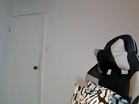 Snapshot of urcurlydiva chatting on 10-11-25, 01:23 urcurlydiva online show from 10-11-25, 01:23