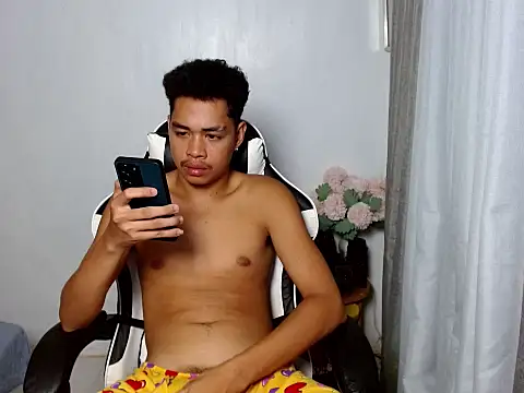 Snapshot of curlyasian_njxx chatting on 04-22-26, 04:14 curlyasian njxx online show from 04-22-26, 04:14