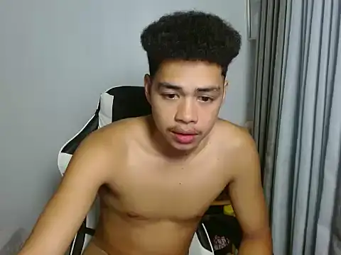 Snapshot of curlyasian_njxx chatting on 06-08-26, 04:35 curlyasian njxx online show from 06-08-26, 04:35