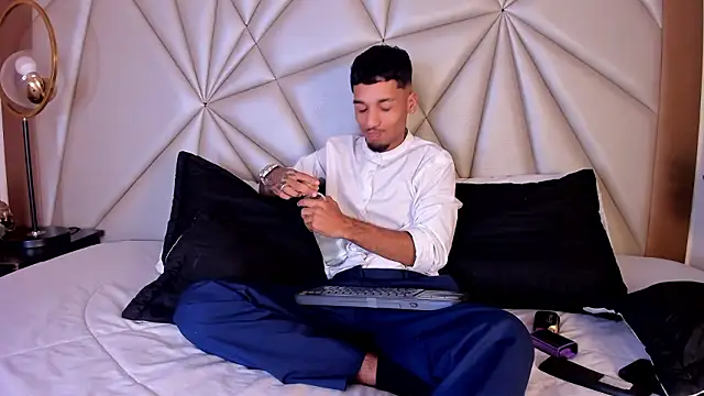 Snapshot of Thiagoferreti chatting on 02-19-26, 03:36 Thiagoferreti online show from 02-19-26, 03:36