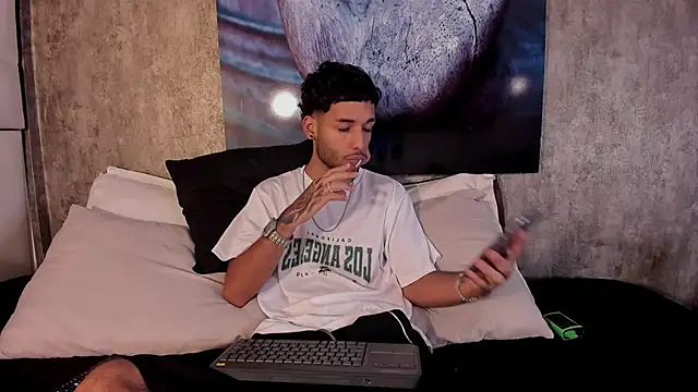 Snapshot of Thiagoferreti chatting on 05-08-26, 03:43 Thiagoferreti online show from 05-08-26, 03:43