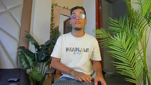 Snapshot of Thiagoferreti chatting on 02-13-26, 03:28 Thiagoferreti online show from 02-13-26, 03:28