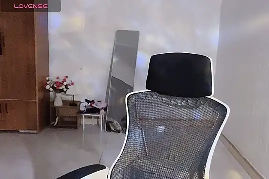    Daisy    online show from 12-17-25, 02:22