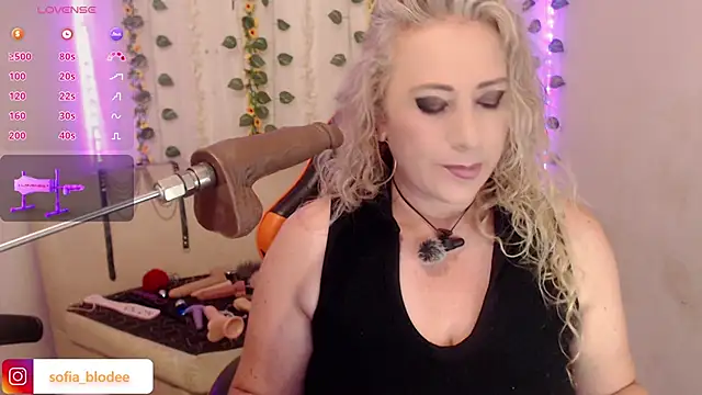 Snapshot of sofiacurvy_45 chatting on 05-20-26, 09:01 sofiacurvy 45 online show from 05-20-26, 09:01