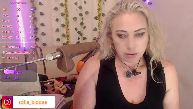 Snapshot of sofiacurvy_45 chatting on 05-27-26, 01:57 sofiacurvy 45 online show from 05-27-26, 01:57