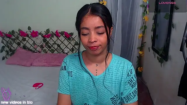 Snapshot of Angie_Lee01 chatting on 09-19-25, 01:26 Angie Lee01 online show from 09-19-25, 01:26