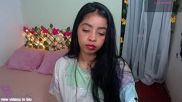 Snapshot of Angie_Lee01 chatting on 09-18-25, 12:41 Angie Lee01 online show from 09-18-25, 12:41