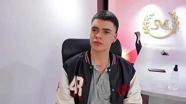 Snapshot of BenitoSaenz chatting on 02-11-26, 01:44 BenitoSaenz online show from 02-11-26, 01:44