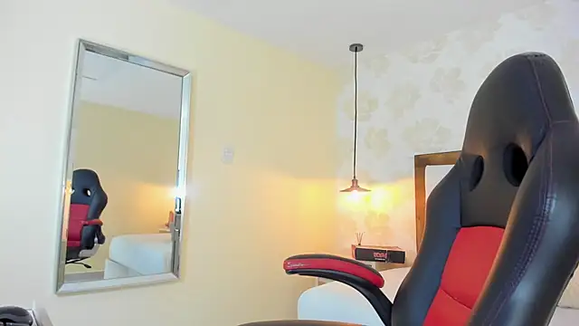 IRISCLARK1 online show from 07-16-26, 07:11