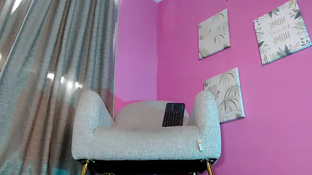Snapshot of emily_ox0 chatting on 06-25-26, 08:25 emily ox0 online show from 06-25-26, 08:25