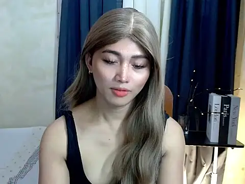 Snapshot of Kelly_Holly chatting on 09-18-25, 01:52 Kelly Holly online show from 09-18-25, 01:52
