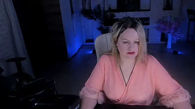 Snapshot of MariemLui chatting on 10-18-25, 11:01 MariemLui online show from 10-18-25, 11:01