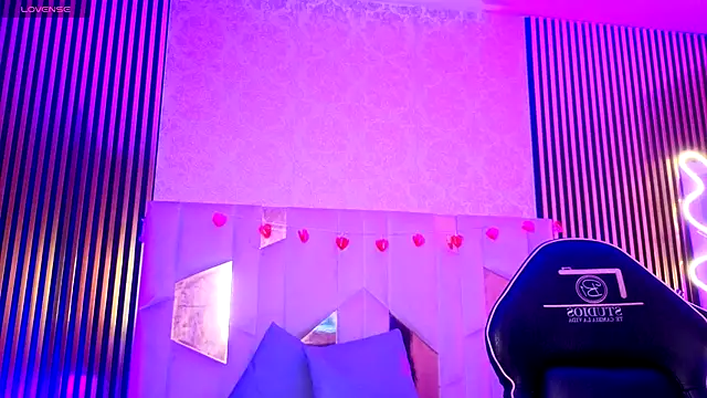 LIHIAN TAY online show from 05-12-26, 01:06