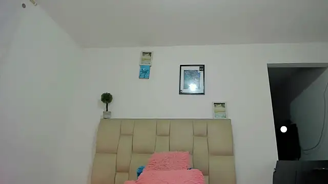 Antonela Mendoza online show from 10-19-25, 04:04