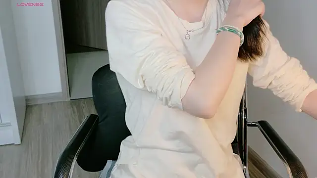 Snapshot of Ryeon_99 chatting on 05-22-26, 03:04 Ryeon 99 online show from 05-22-26, 03:04