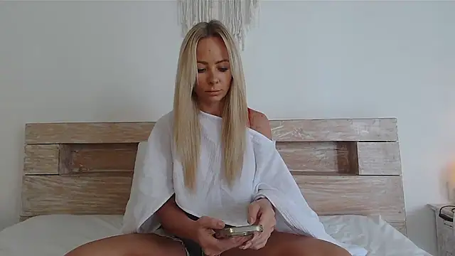 amelialorenz online show from 12-20-25, 02:03