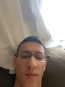 Snapshot of safadezanunes2 chatting on 09-10-25, 03:44 safadezanunes2 online show from 09-10-25, 03:44