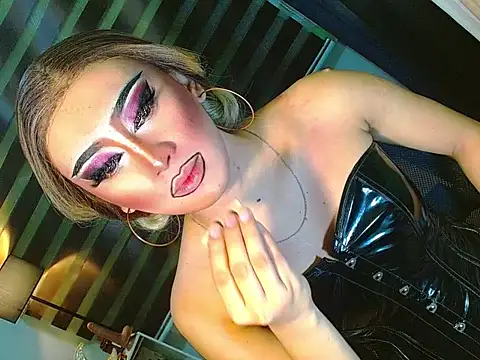 Snapshot of Queen_yasii_88 chatting on 06-17-26, 01:21 Queen yasii 88 online show from 06-17-26, 01:21