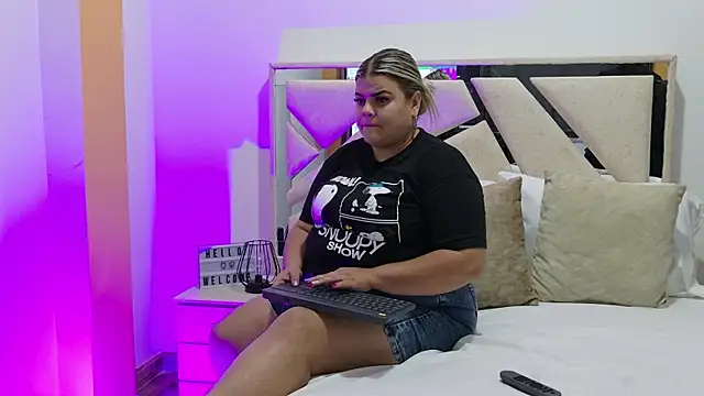 Snapshot of KiimBrooks chatting on 02-25-26, 01:50 KiimBrooks online show from 02-25-26, 01:50