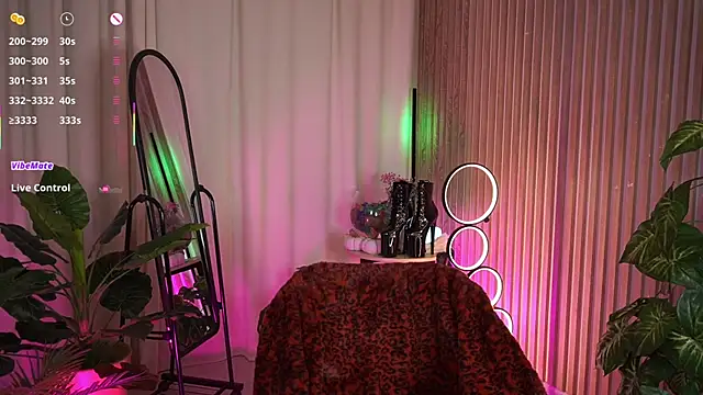 LauraWifeness online show from 11-25-25, 05:41