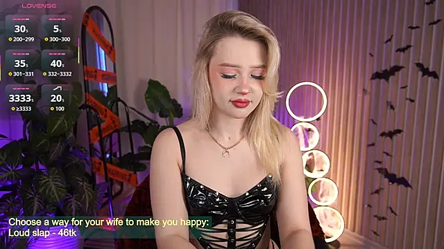 LauraWifeness online show from 10-28-25, 06:34