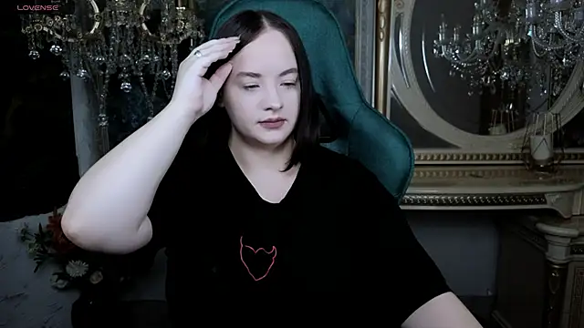 LaraBenson  online show from 11-29-25, 10:48