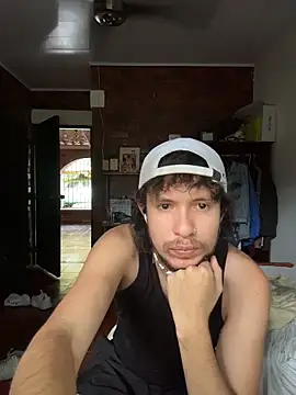 Snapshot of Luxx_14 chatting on 12-21-25, 04:30 Luxx 14 online show from 12-21-25, 04:30