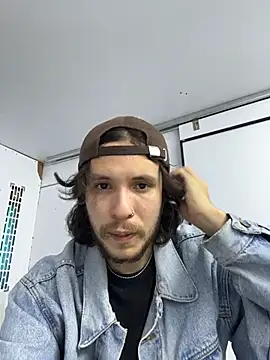 Snapshot of Luxx_14 chatting on 10-31-25, 04:53 Luxx 14 online show from 10-31-25, 04:53