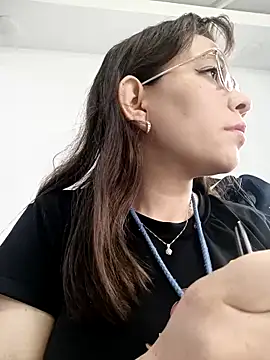 Snapshot of Isabella5_Brown_ chatting on 10-03-25, 05:03 Isabella5 Brown  online show from 10-03-25, 05:03