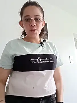 Snapshot of Isabella5_Brown_ chatting on 10-21-25, 08:19 Isabella5 Brown  online show from 10-21-25, 08:19