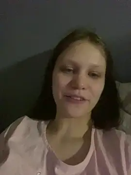 Snapshot of Lunliss chatting on 10-19-25, 03:37 Lunliss online show from 10-19-25, 03:37