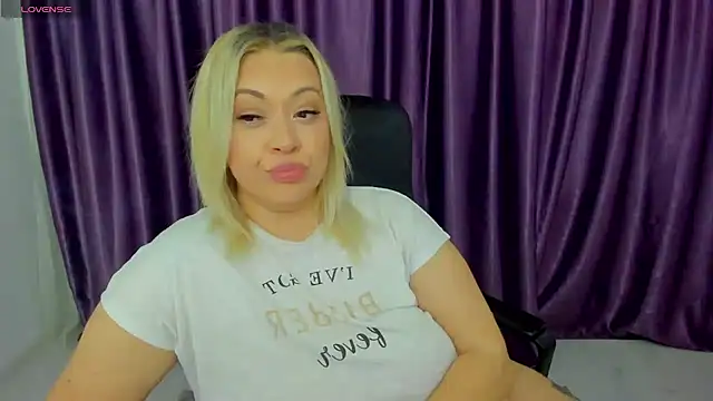 Snapshot of emmamaturre chatting on 12-14-24, 05:07 emmamaturre online show from 12-14-24, 05:07