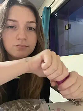 Snapshot of SafadaJS chatting on 12-14-25, 08:31 SafadaJS online show from 12-14-25, 08:31