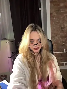 Snapshot of Chloe_Ravens chatting on 09-30-25, 08:15 Chloe Ravens online show from 09-30-25, 08:15