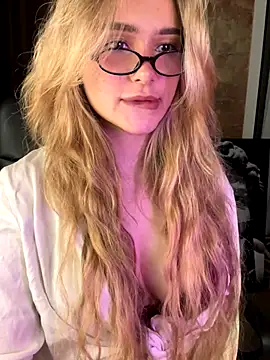 Snapshot of Chloe_Ravens chatting on 10-11-25, 08:10 Chloe Ravens online show from 10-11-25, 08:10